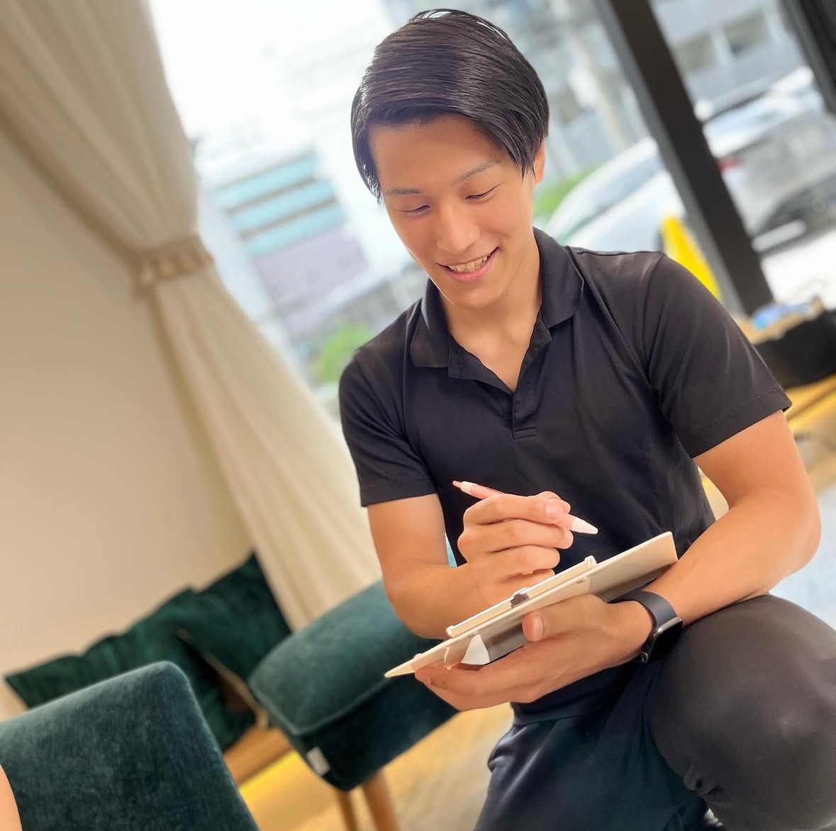 トレーナーが笑顔でカウンセリングをしている様子